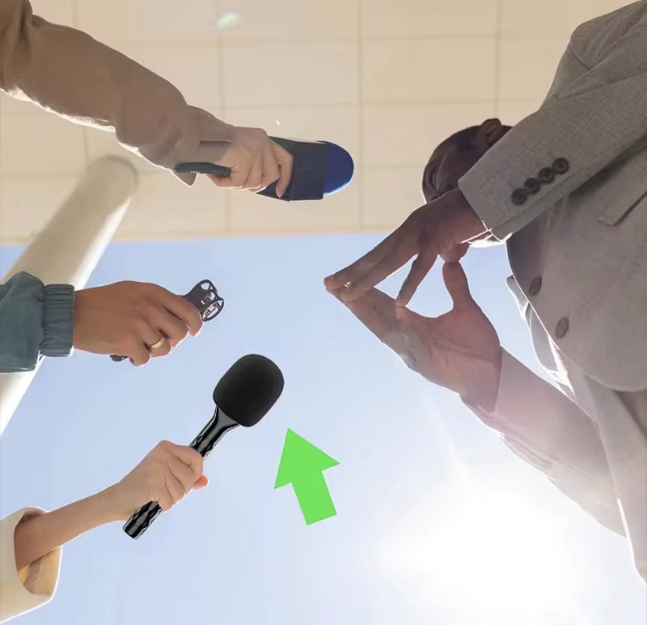 NEW UNIVERSAL WIRELESS HANDHELD MICROPHONE STICK (XLR/TYPE C CONNECTOR) FOR INTERVIEWS & LIVE-STREAMING